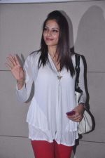  Bipasha Basu leave for IIFA at International Airport, Mumbai on 5th June 2012 (8).JPG